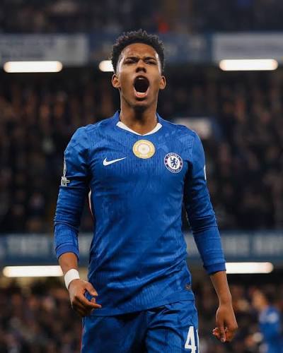 Estêvão celebrating in a Chelsea shirt