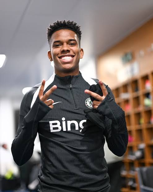Estêvão smiling in a Chelsea training top